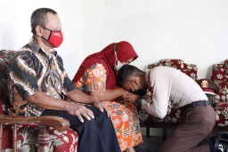 Sujud Syukur, Anak Penjual Tahu Keliling jadi Akpol