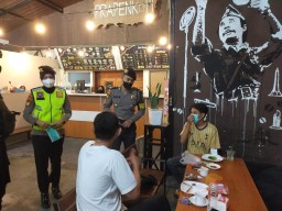 Polda Jatim Razia, Sasar Prokes Cafe dan Warkop di Surabaya