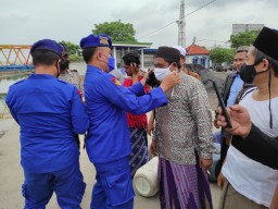 Masker Gratis di Pelabuhan Rakyat Tanglok, Cegah Varian Omicron