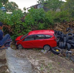 Mengantuk, Sigra Merah Nyemplung ke Laut