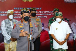 Kapolri Kukuhkan Bantuan Keamanan Desa Adat Bali