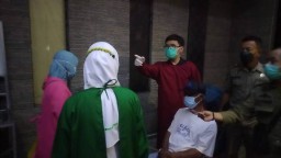 Tak Taat Prokes, Pengunjung Cafe Karaoke Dirazia Hingga Vaksin