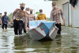 Terdampak Dan Terisolir Akibat Banjir di Lamongan, Polisi Bagikan Sembako