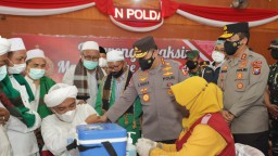 Kapolri di Pamekasan Tinjau Tokoh Agama di Jatim Ikut Vaksinasi