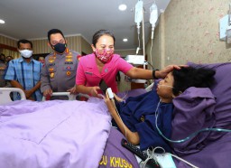 Sinta Aulia Anak yang Sakit Tumor Kaki Dikunjungi Kapolri
