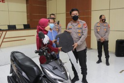 Motor Wanita Ojol Korban Pencurian Diserahkan Oleh Kapolda Jatim