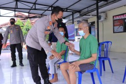 Pulang dari Menur, ODGJ Disambut Kapolres Madiun AKBP Anton