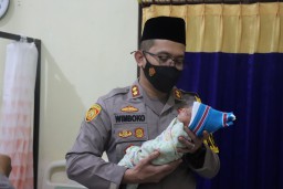Beri Perlengkapan, Kapolres Gendong Bayi yang Baru Ditemukan