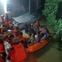 Peran Aktif FRPB, Melayani Warga Korban Banjir di Pamekasan