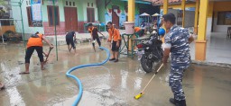 TNI AL dan BPBD Bersihkan Lumpur Banjir
