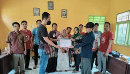 Piagam Penghargaan Anggota Polsek dari Kades dan Pondok di Sumenep