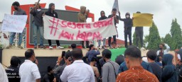 Demo, Mahasiswa Kangean Desak Bupati Sumenep Operasikan Dua KMP