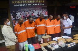 Ganja 14,5 Kilo Gagal Beredar di Malang, Tersangkanya 5 Orang