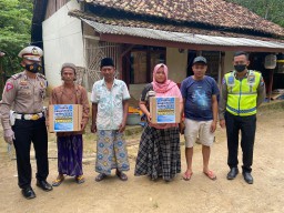 Satlantas Bantu Warga Torjun yang Sakit, Bansos Untuk Ringankan Beban