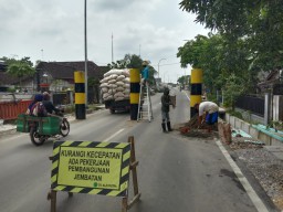 Jembatan TBT, Diportal, Antisipasi Muatan Truk Melebihi Tonase