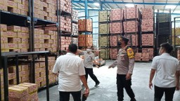 Antisipasi Kelangkaan Minyak Goreng, Kapolres Pamekasan dan Kadisperindag Sidak Distributor