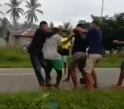 Viral, Puluhan Pemuda Dusun Wailey Aniaya Pria Tanah Goyang, SBB
