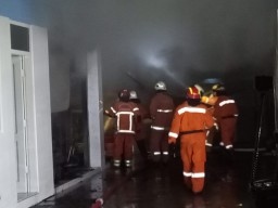 Ruang Koperasi dan Foto Copy Sekolah di Surabaya Terbakar