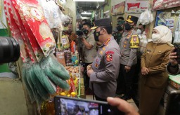 Di Pasar Wonokromo dan Pabrik Minyak Goreng, Kapolri Pantau Ketersediaan Minyak di Surabaya