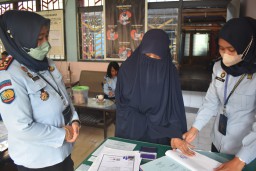 Terjerat Kasus Teroris,Wanita ini Bebas Murni Dari Lapas Malang