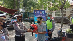 Patuh Prokes dan Lalin Dapat Helm Gratis di Operasi Keselamatan Semeru 2022