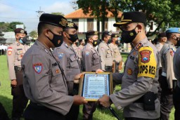 Puluhan Pak Bhabin Diganjar Penghargaan Kapolres Bondowoso