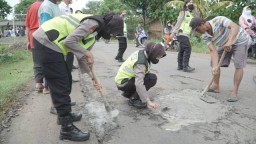 Ikut Pengecoran Jalan Berlubang, Aksi Polwan Polres Ponorogo