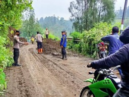 Tebing Bromo Jalur Wisata Longsor, Polres Gerak Cepat