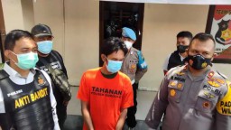 Arek Kapas Madya Sembunyikan Sesuatu Dalam Helem