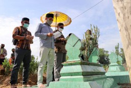 Nyekar, Tradisi di Madura Termasuk Menkopolhukam yang Pulang Kampung