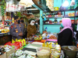 Di Pasar Wonokromo, Kapolri Tegaskan Jangan Terjadi Lagi Kelangkaan Minyak Goreng Curah