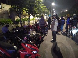 Polisi Paksa Ganti Knalpot Asli dan Tilang Aksi Balap Liar