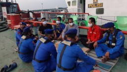 Patroli Polisi Air Bingungkan Nelayan Surabaya, Ternyata Ajak Berbuka, Sholat dan Sahur