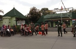 Jajaran TNI Kodim 0813 Bojonegoro Bagi Takjil dan masker