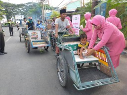 Bhayangkari Sampang Bagikan Ratusan Paket Takjil dan Masker Setiap Hari