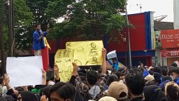 Jokowi Didesak Mahasiswa Jember Copot Luhut dan Lutfi