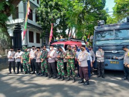 Pasukan Asmaul Husna Polresta Malang Kota Kawal Aksi BEM