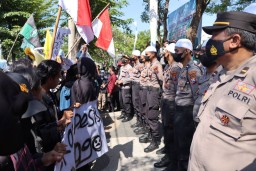 Asmaul Husna Polisi Dinginkan Demo, Terjadi Pelemparan Batu dan Penutupan Jalan