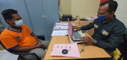 Nunggu Pembeli Dipinggir Jalan, Ternyata Polisi yang Datang
