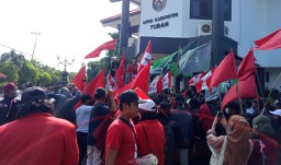 Aksi Demo Mahasiswa di DPRD Tuban Berjalan Damai