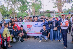 Anom Songot Bikin Gempar Monumen Sampang, Bagikan Takjil untuk Warga