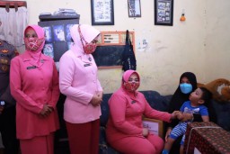 Bocah Lumpuh di Kandangan, Dikunjungi Kapolres dan Istri Memberikan Bantuan