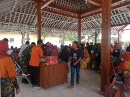 Ratusan Warga Kedungadem Rela Antre demi BLT Minyak Goreng dan Bantuan Pangan