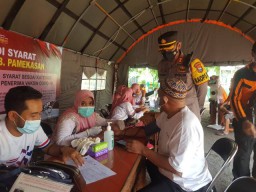 Kapolres Pamekasan Tinjau Gerai Vaksinasi Terpadu Serta Mengapresiasi Kinerja Tim Vaksinator dan Relawan