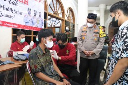 Mudik, 1.200 Warga Ponpes Al Ubaidah Disuntik Vaksin Booster dari Polres Nganjuk