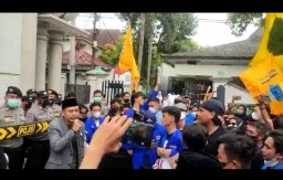 Ratusan Mahasiswa Serbu DPRD Bojonegoro