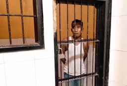 Usai Sahur, Pria ini Gotong Lori 22 Meter PTPN XI Semboro