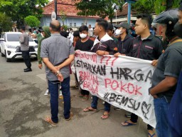 Jokowi di Sumenep Dihadang Demo Mahasiswa, Spanduk Dirampas Petugas