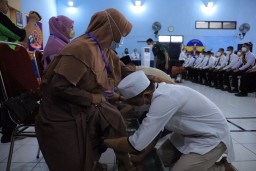 Hari Kartini, Kegiatan Pembasuhan Kaki Ibunda di Rutan Situbondo