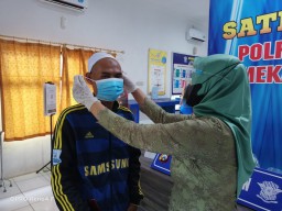 Kartinian, Polwan Satlantas Polres Pamekasan Kenakan Kebaya Saat Layani Masyarakat